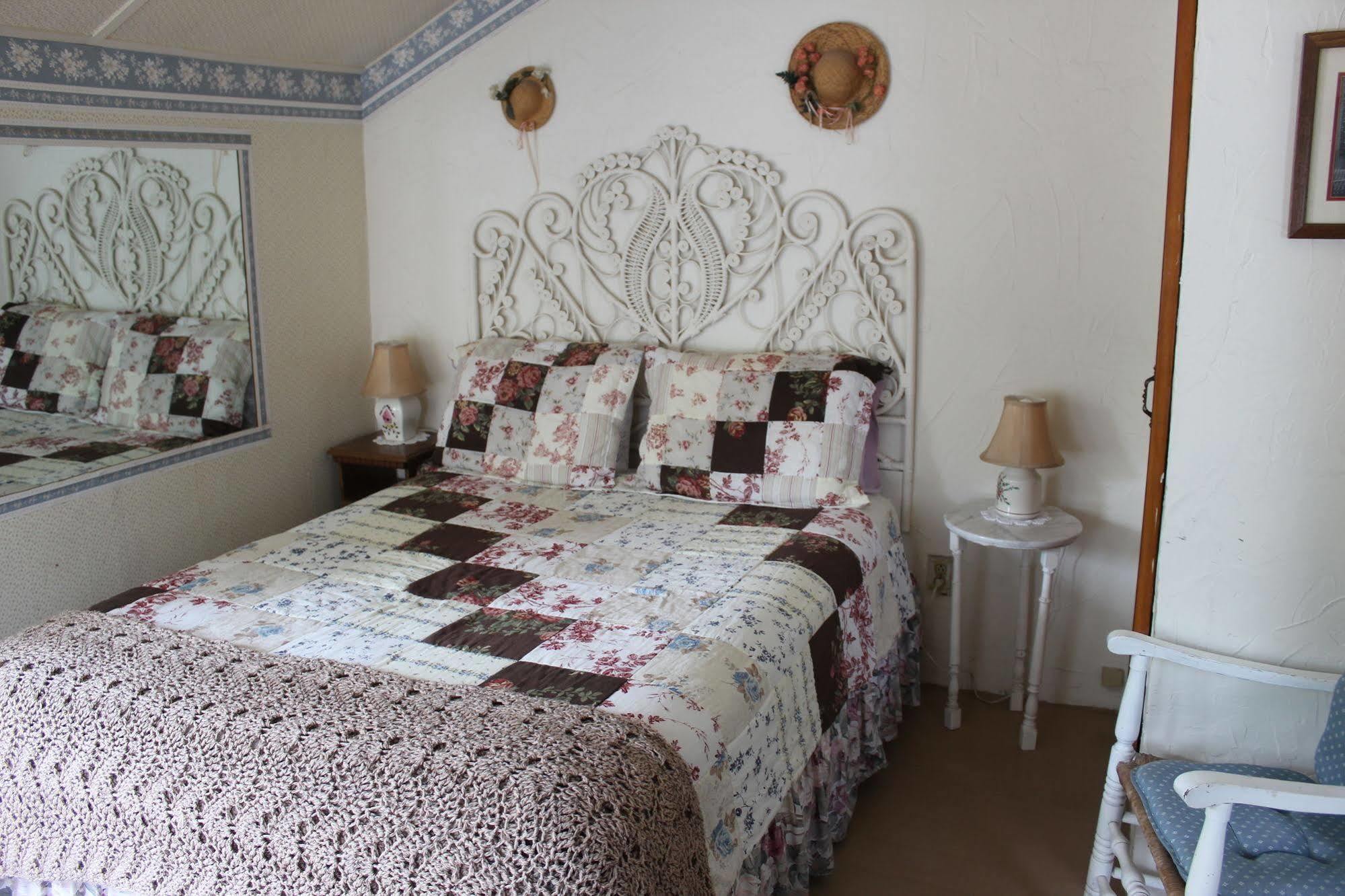 Sea Breeze Inn Hyannis Port Bagian luar foto