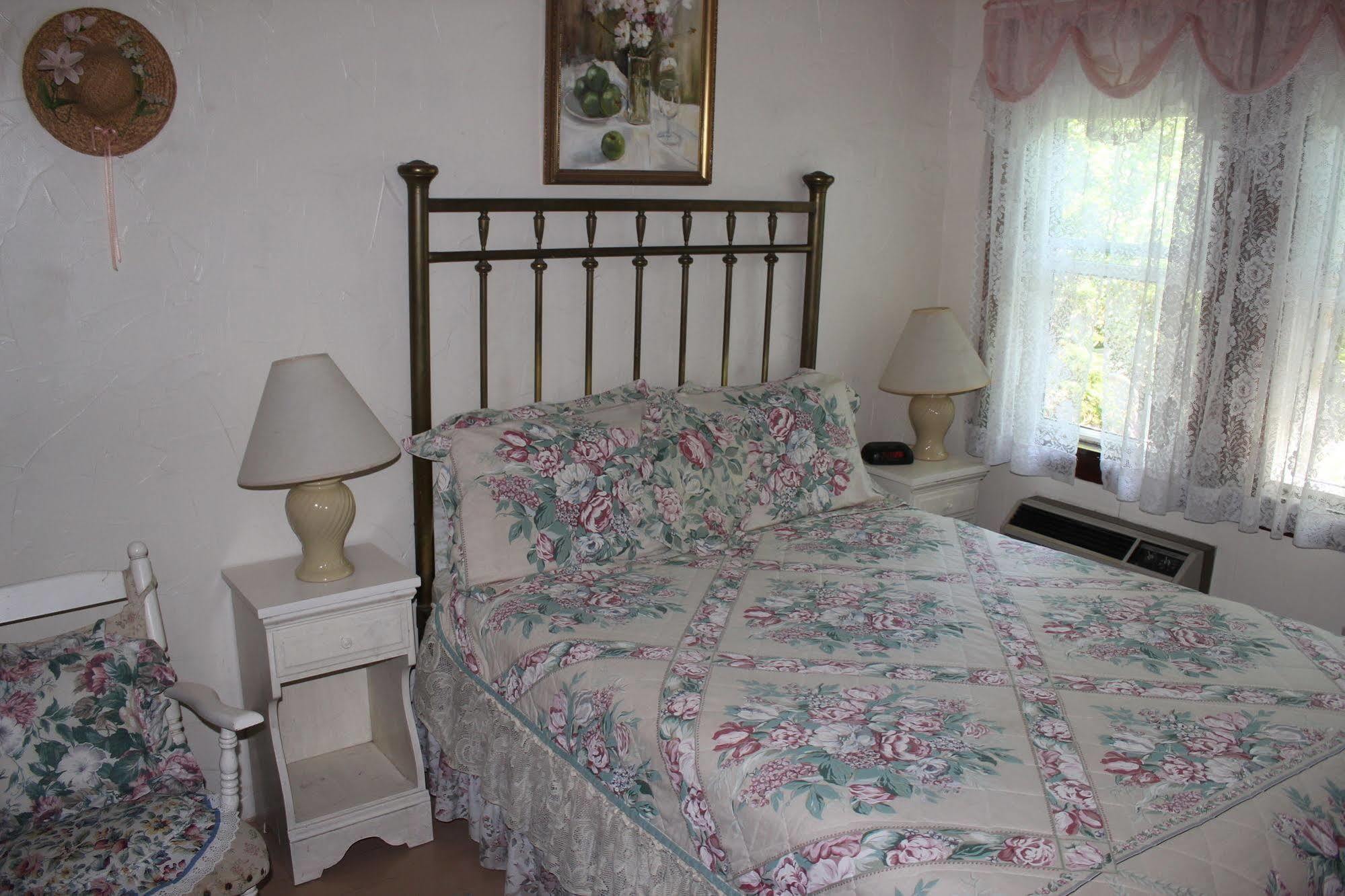 Sea Breeze Inn Hyannis Port Bagian luar foto