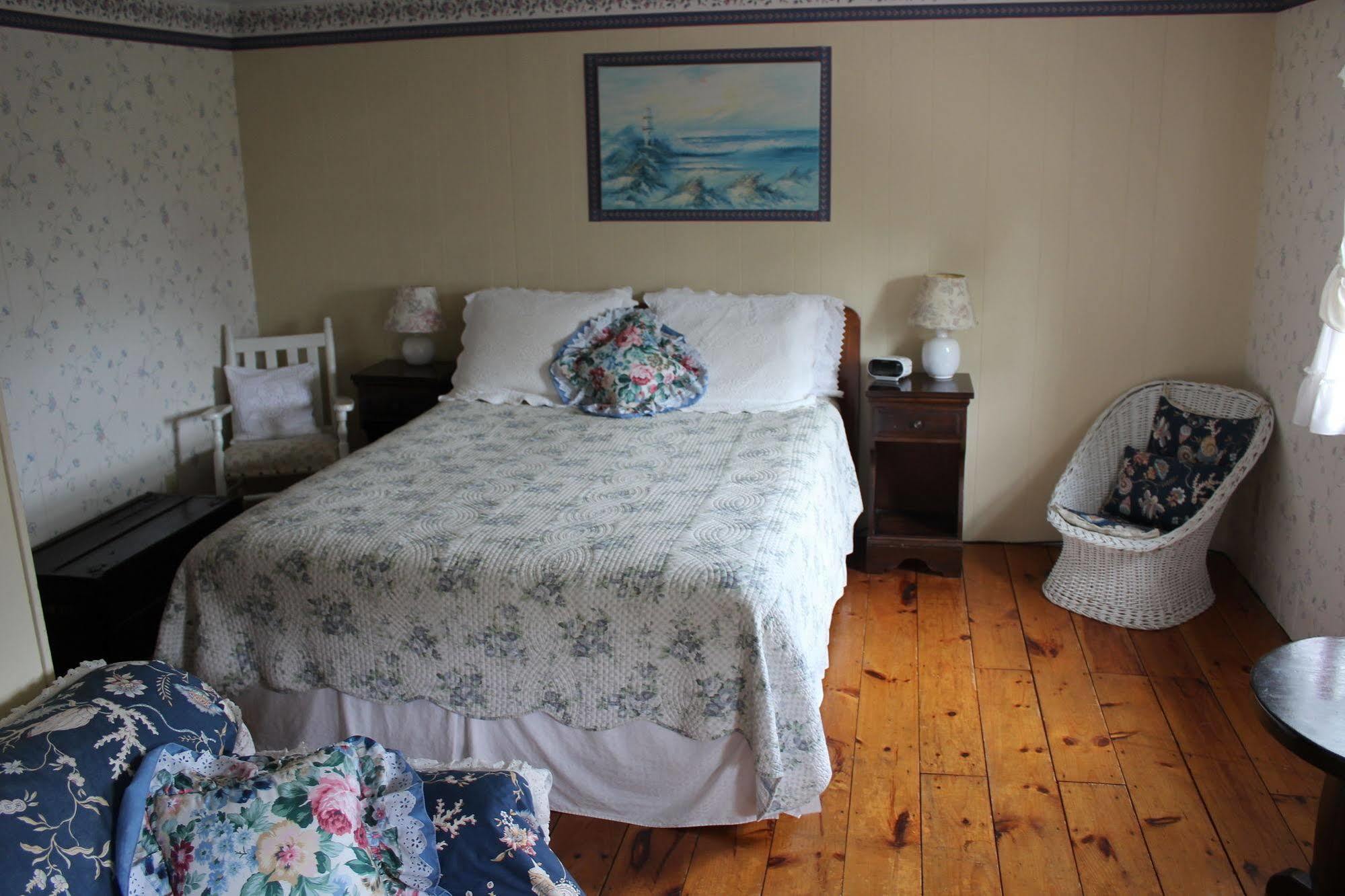 Sea Breeze Inn Hyannis Port Bagian luar foto